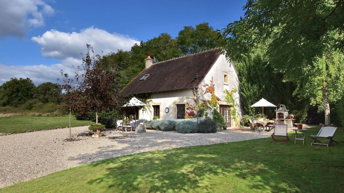 Le Chatelet House | Holiday Home in Le Châtelet with Pool