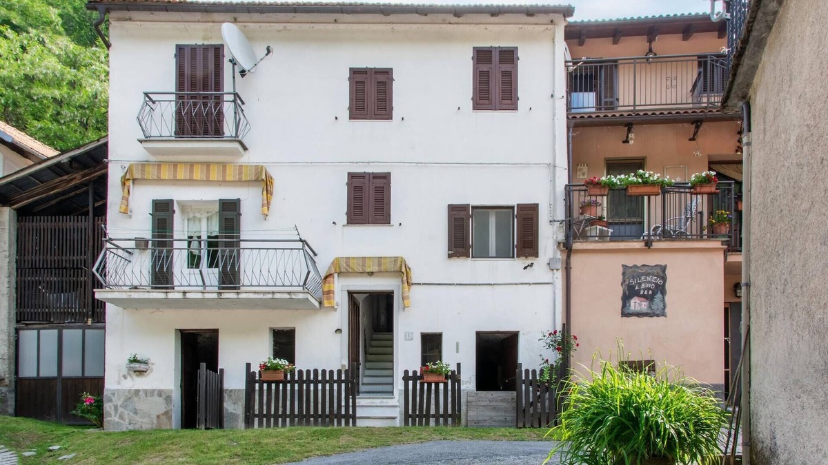 Calizzano House | Holiday Home in Liguria near Barbottina Forest