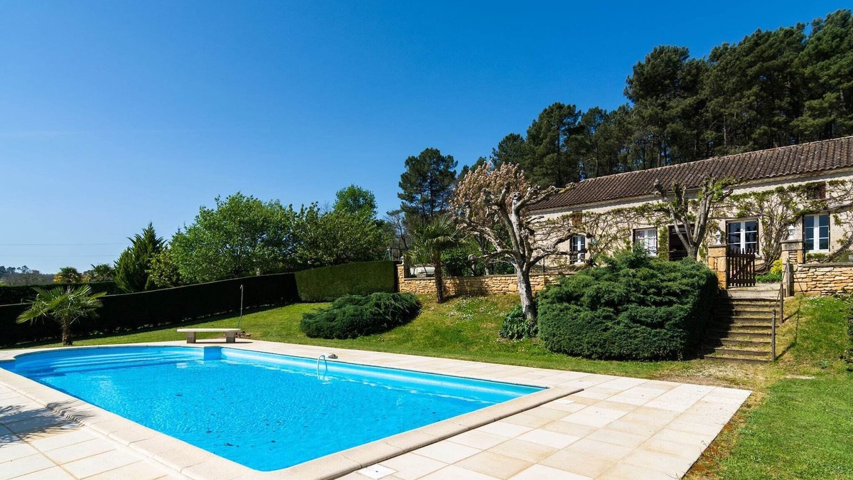 Loubejac House | Holiday Home in Loubejac with Private Pool