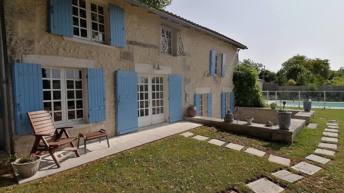 Lusignac House | Holiday Home in Lusignac with Private Pool