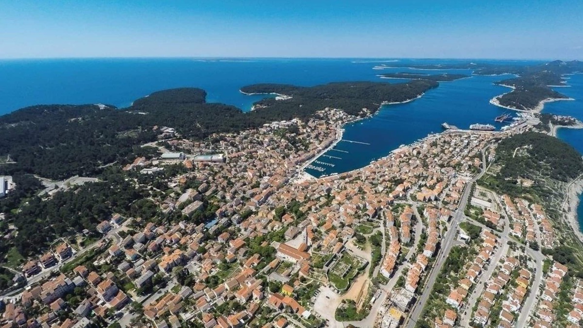 Cove Murtar Ski Chalet | Holiday Home in Mali Lošinj with Terrace, Air condition, WIFI, Washing machine (4780-1)