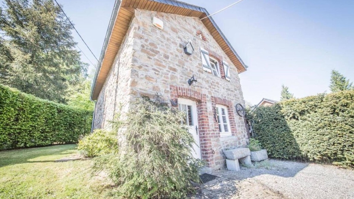Harre Cottage | Holiday Home in Manhay with Garden BBQ