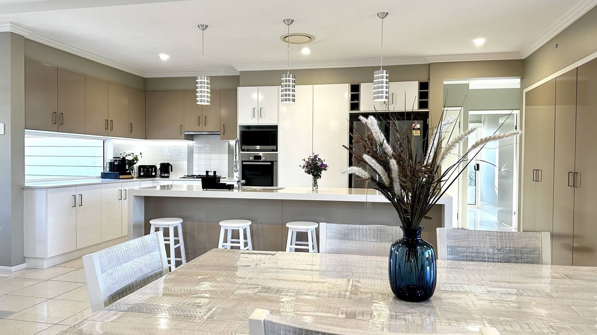 Middle Ridge House | Holiday Home in Middle Ridge Toowoomba
