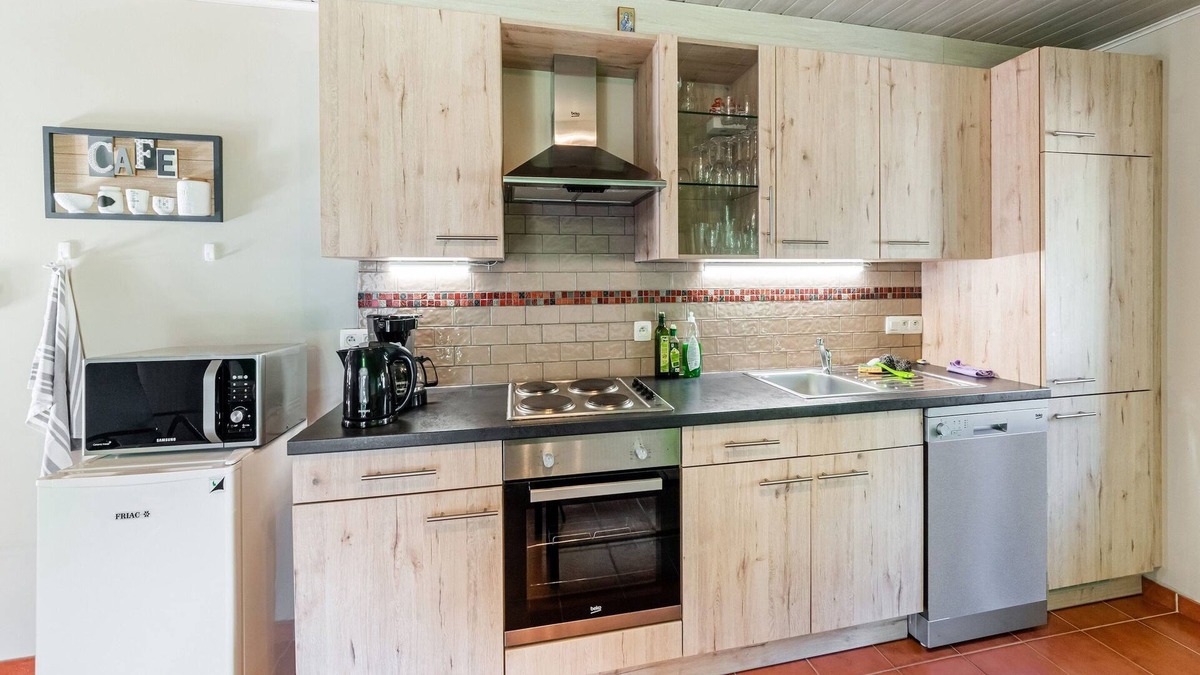 Nadrin House | Holiday Home in Nadrin Near Lake and Forest