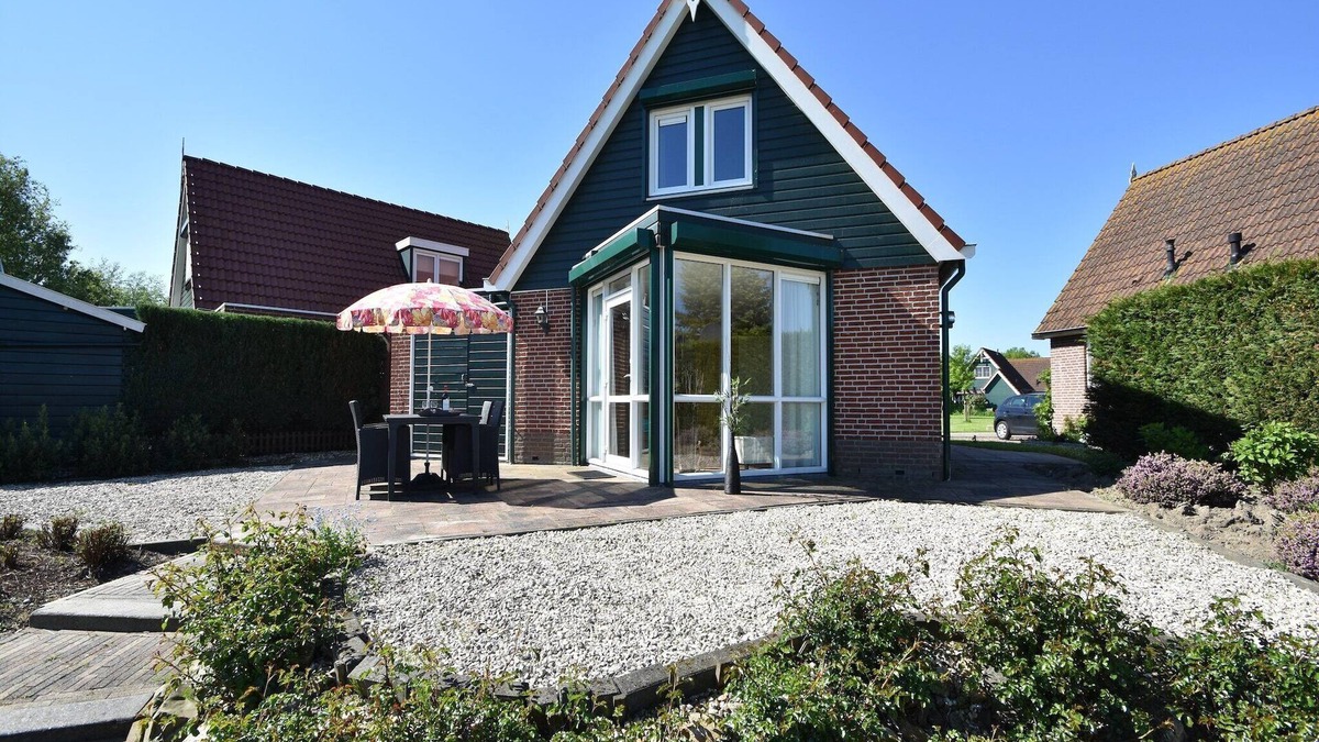 Ooltgensplaat House | Holiday Home in Ooltgensplaat by Lake