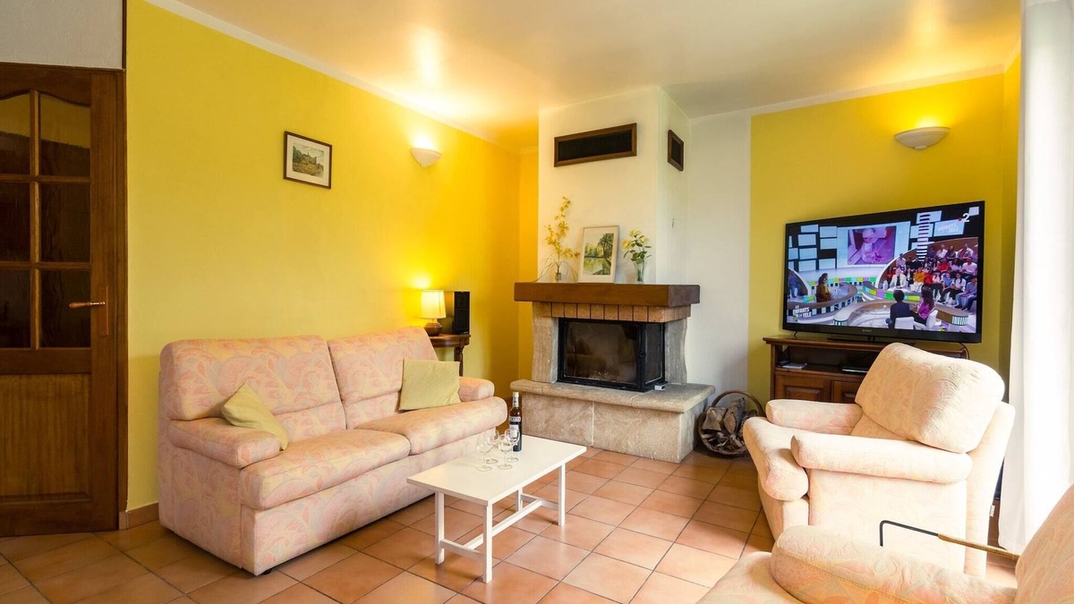 Noves House | Holiday Home in Noves with Private Pool