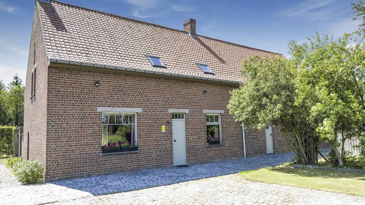 Vleteren House | Holiday Home in Oostvleteren with Garden