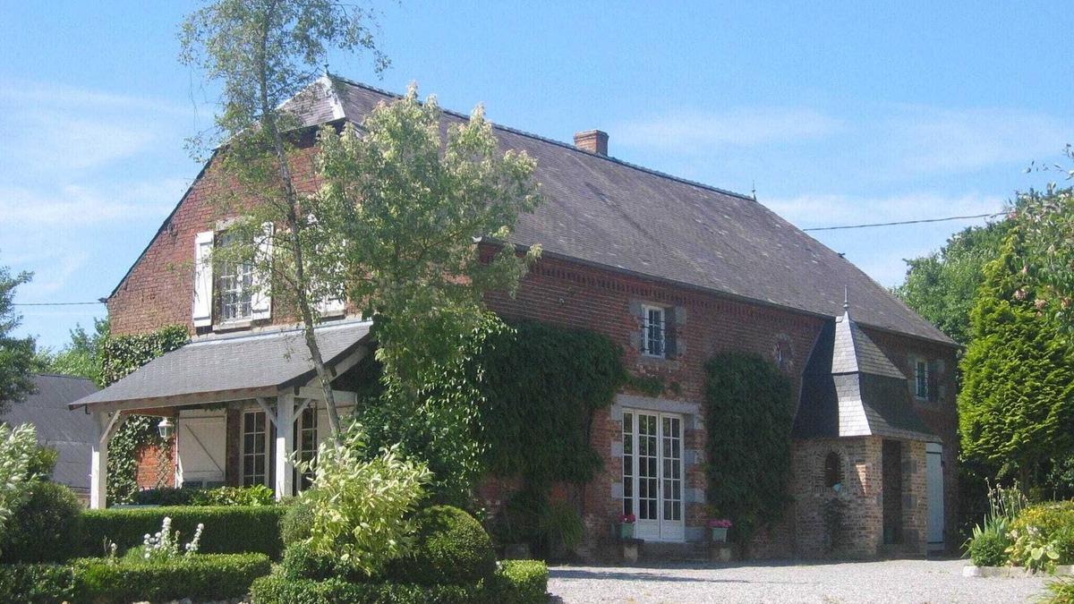Englancourt Cottage | Holiday Home in Oise with Forest Views