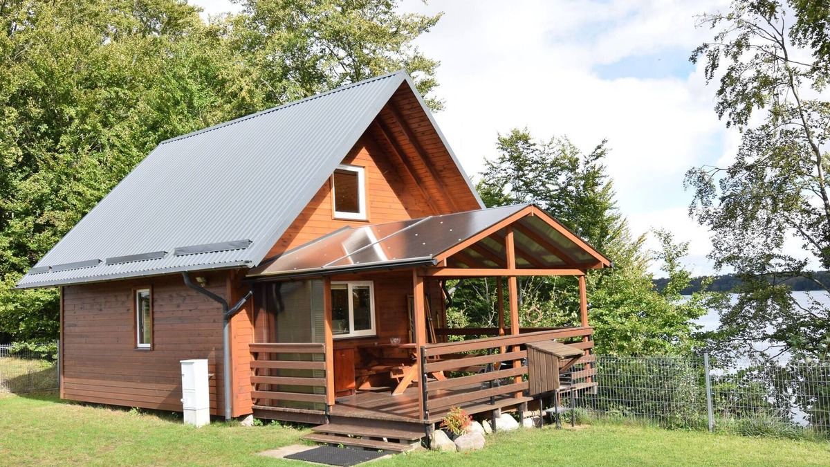 Suleczyno House | Holiday Home in Parchowo by Lake Mausz