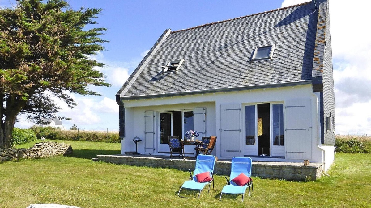 Plozevet House | Holiday Home in Plozévet near Beaches