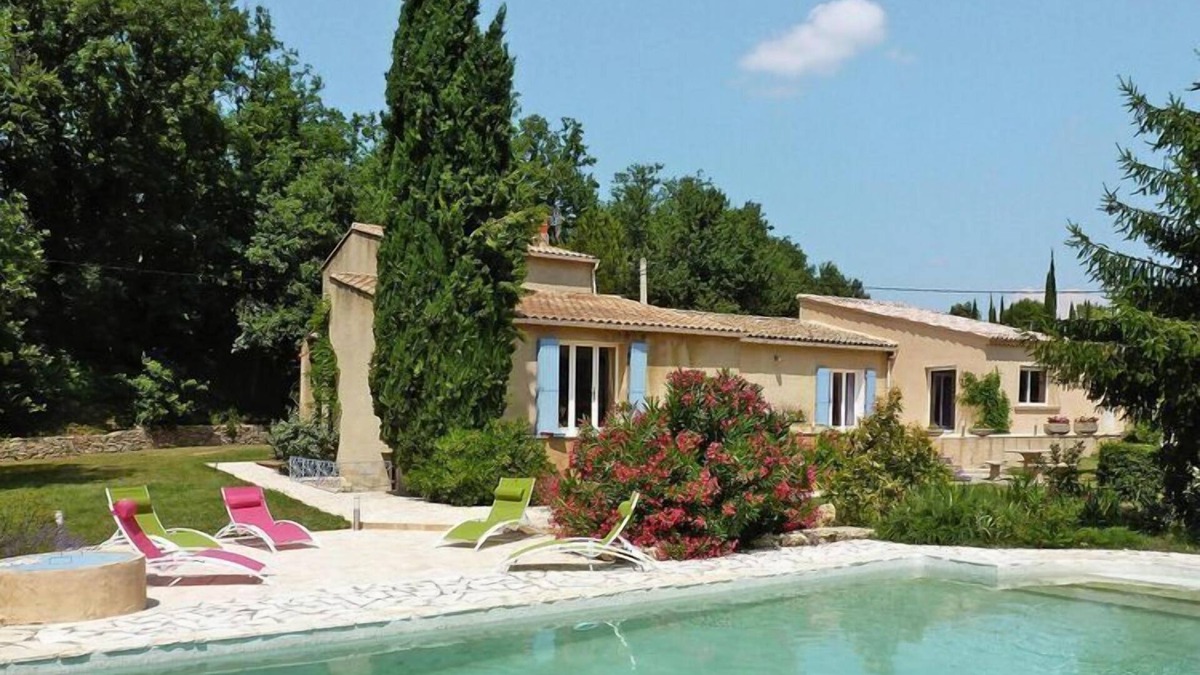 Puymeras House | holiday home in Puyméras with garden