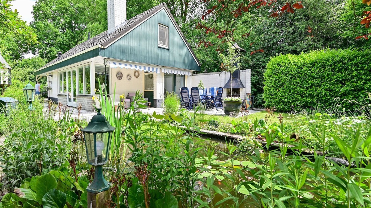 Reutum House | Holiday Home in Reutum with Pond and Trails