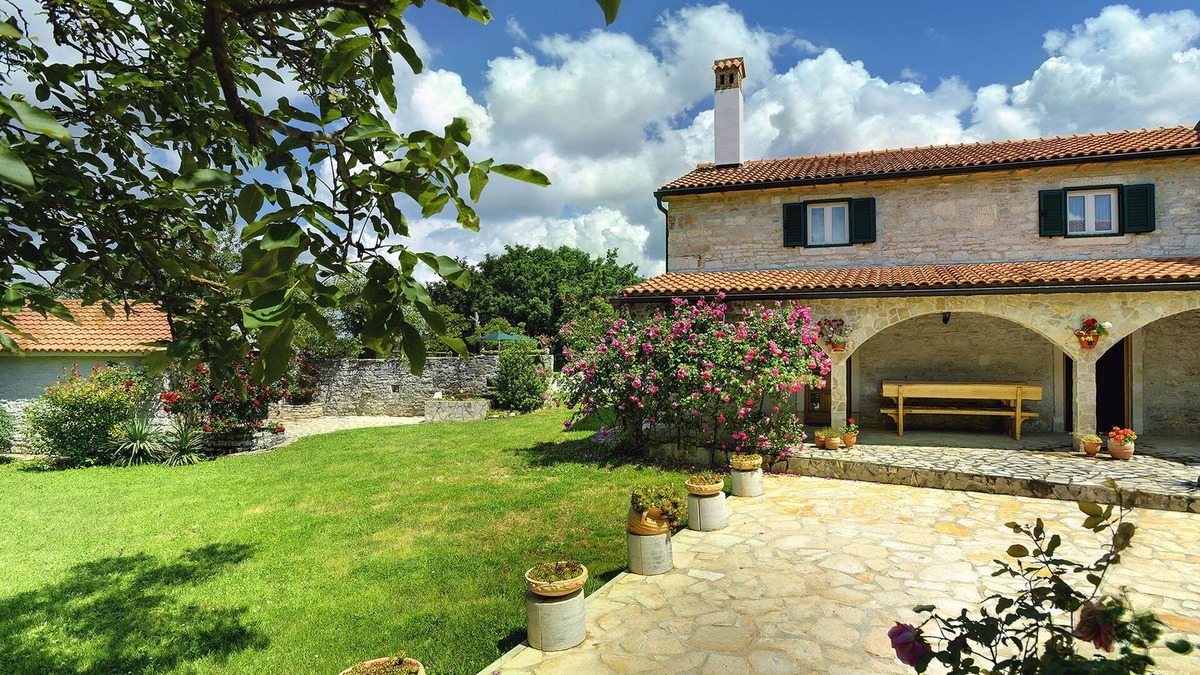 Rojnici House | Holiday Home in Rojnici with Private Pool
