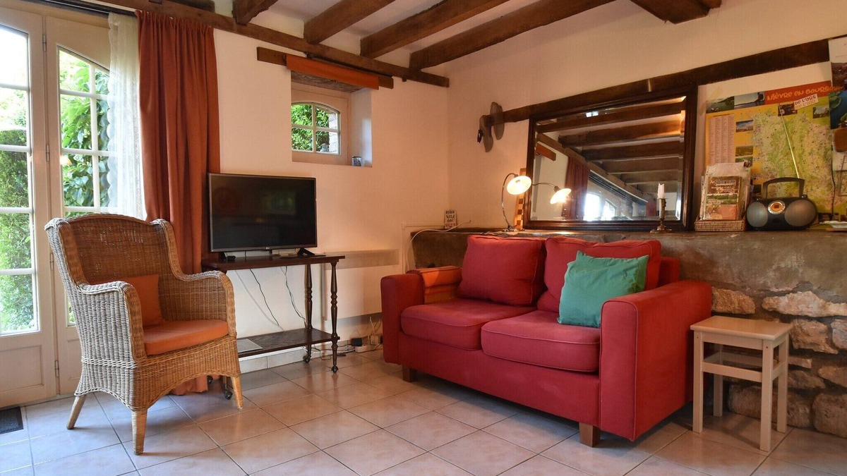 Saizy House | Holiday Home in Saizy with Stargazing Garden