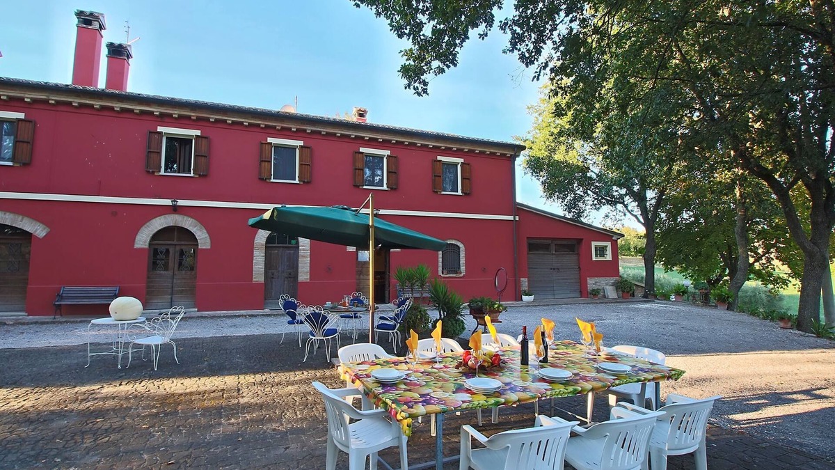 Serrungarina House | Holiday home in Serrungarina near the lake