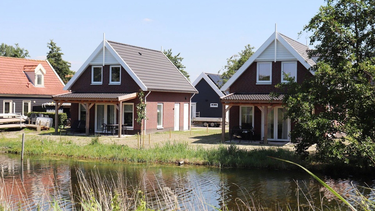 Municipality of Nissewaard House | Holiday Home in Simonshaven near Lake Beach