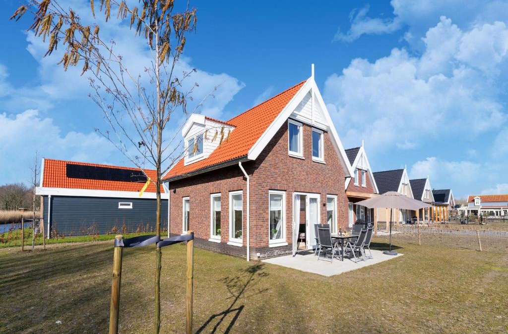 Municipality of Nissewaard House | Holiday Home in Simonshaven by the Lake