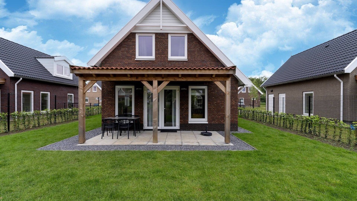 Municipality of Nissewaard House | Holiday Home in South Holland by Stompaarde Plas
