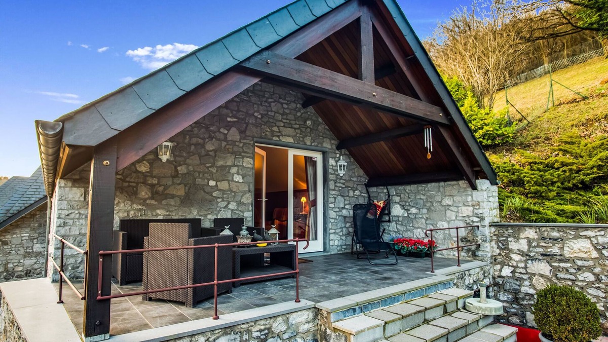 Sosoye House | Holiday Home in Sosoye near La Molignée River