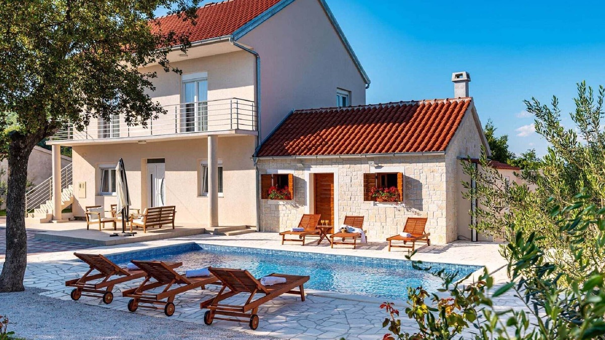 Velim House | Holiday Home in Stankovci with Pool