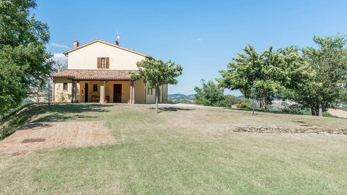 Urbania House | Holiday Home in Urbania with Hill Views