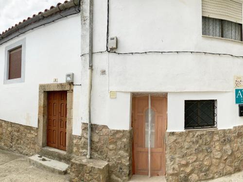 Villamiel House | Holiday Home in Villamiel with Mountain Views
