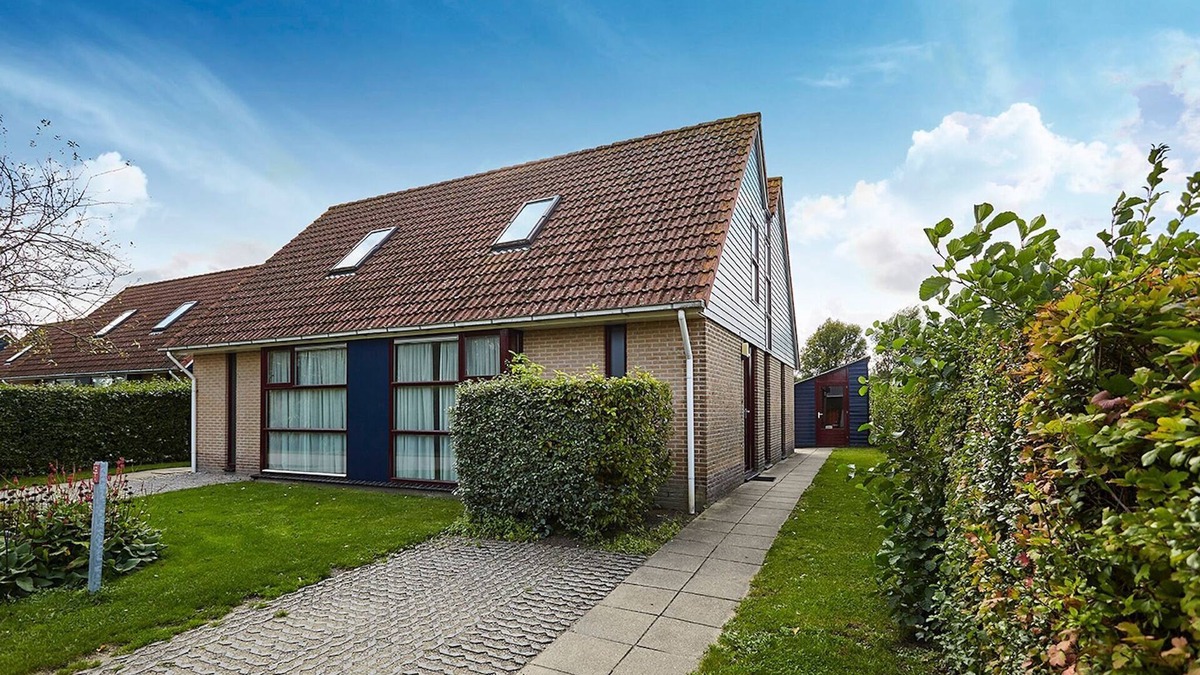 Heinkenszand House | Holiday Home in Zeeland with Garden