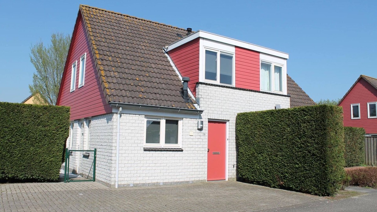 Wemeldinge House | Holiday Home in Zeeland with Garden