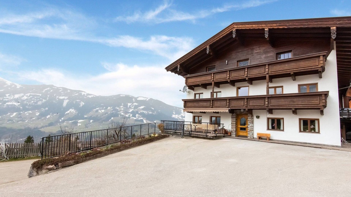 Bruck am Ziller Apartment | Holiday Home in Zillertal near Ski Slopes