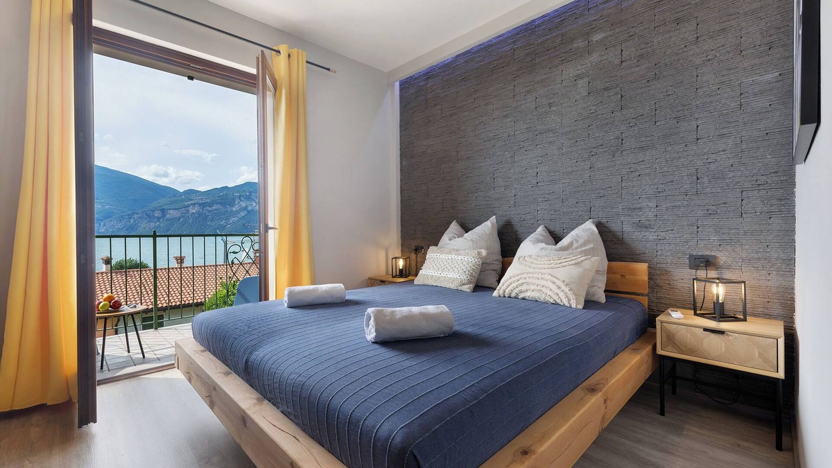 Assenza House | Holiday Home 'Casa Di Tino' with Lake View, Wi-Fi and Air Conditioning