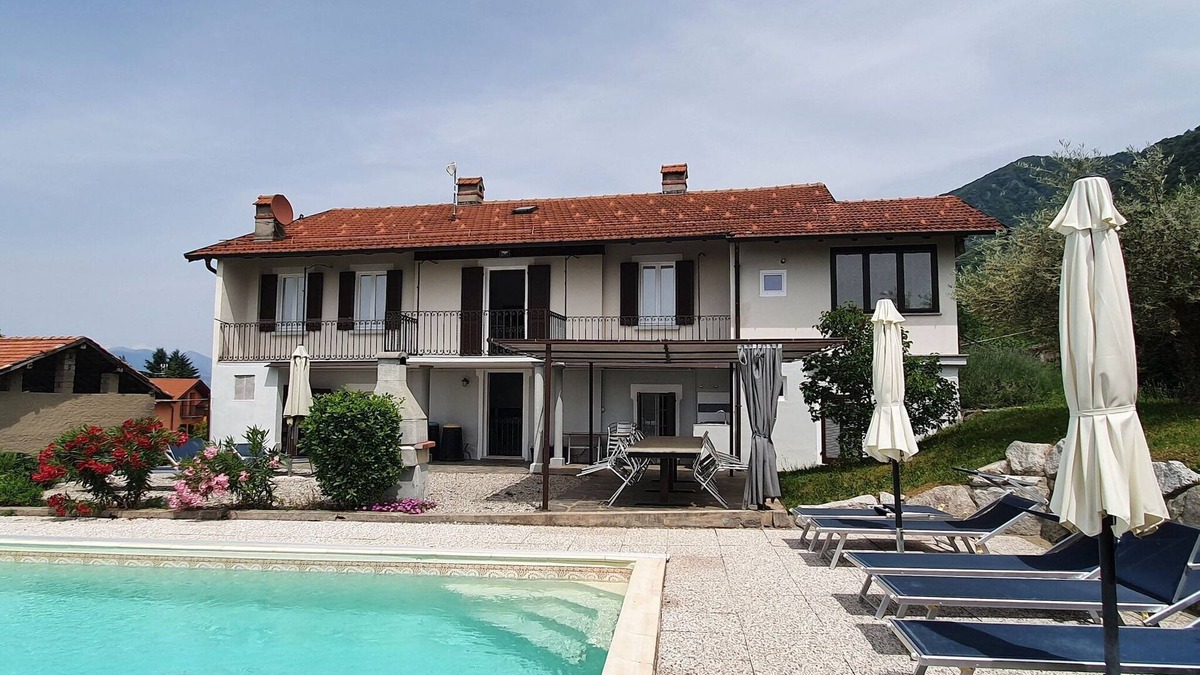 Castello House | Holiday Home near Lago Maggiore Pool