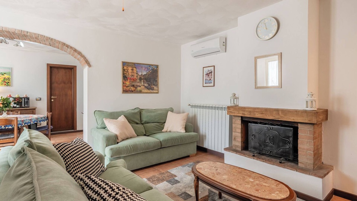 Chiesina Uzzanese House | Holiday Home 'Casa Simi -' with Private Garden, Wi-Fi and Air Conditioning