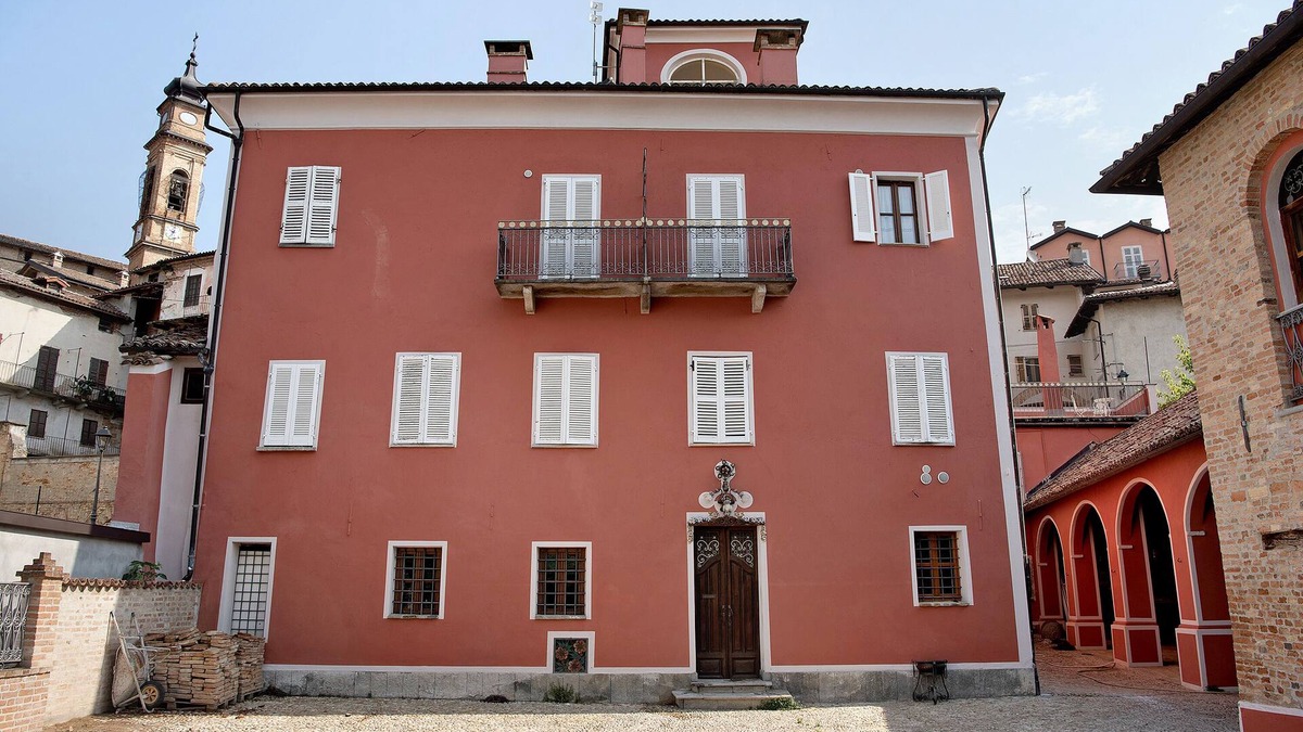 Costigliole d'Asti House | Holiday Home "La Rocca Di Efisio" with Private Terrace, Wi-Fi & Air Conditioning