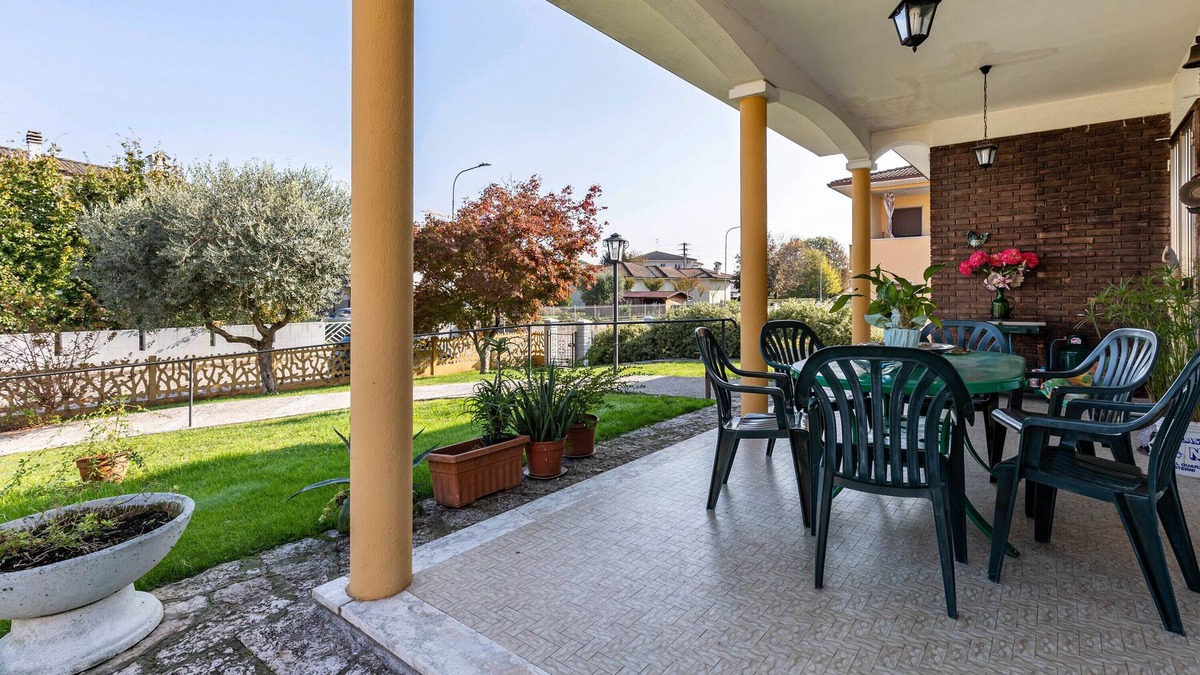 Marmirolo House | Holiday Home 'Villa Del Sole' with Private Garden, Wi-Fi and Air Conditioning