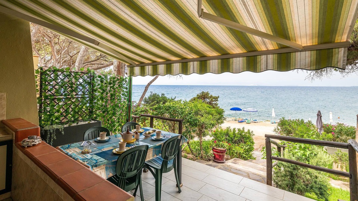 Terra Mala House | Holiday Home ‘Villino sul mare’ next to the Sea with Wi-Fi, Air Conditioning, Garden & Terrace; Parking Available