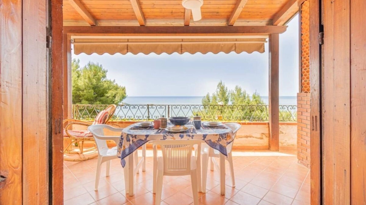 San Mauro Cilento House | Holiday Home 'La Casa Sulla Scogliera Piccola' with Sea View, Private Terrace and Air Conditioning