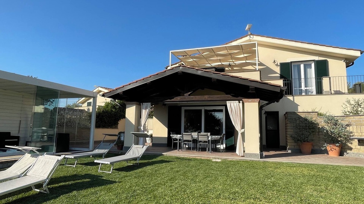 Trevignano Romano Villa | Holiday Home "Lago Blu": on Lake Bracciano for groups, families and pets.
