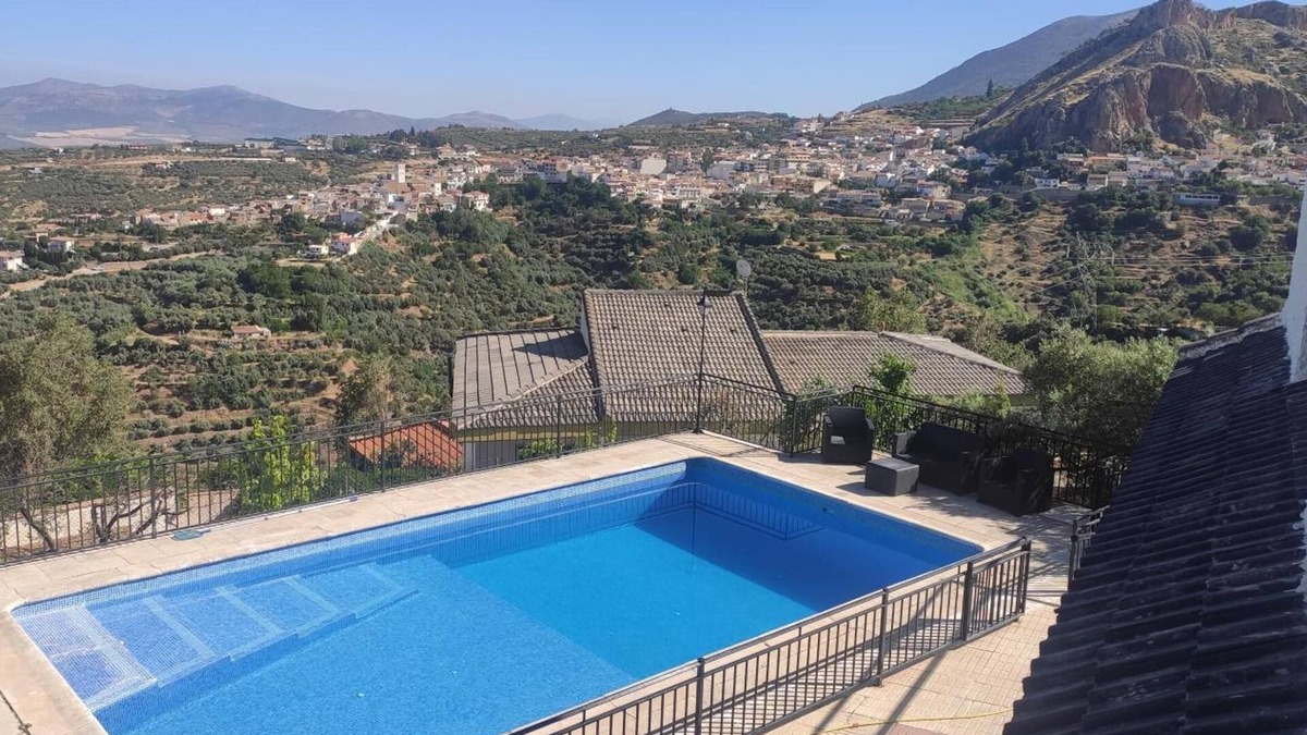 Nivar House | Holiday Home 'Jabero' with Mountain Views, Wi-Fi and Air Conditioning