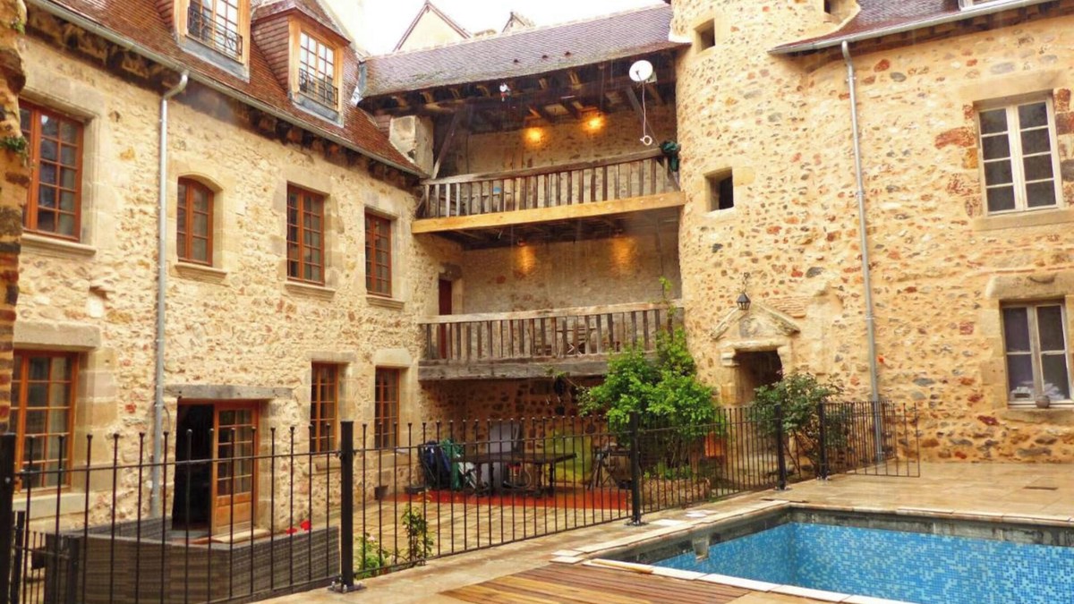 Herisson House | Holiday Home 'L'ancien College' with Private Pool, Wi-Fi and Air Conditioning