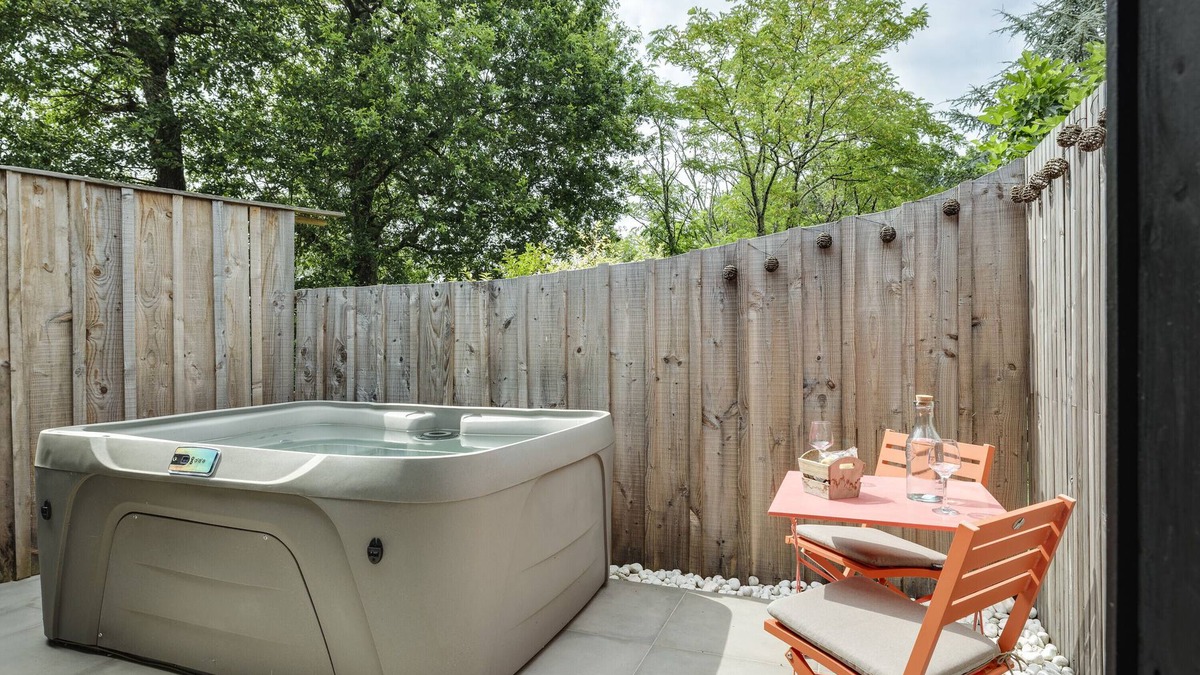 Quinsac House | Holiday Home 'L'Entre 2' with Private Terrace and Air Conditioning