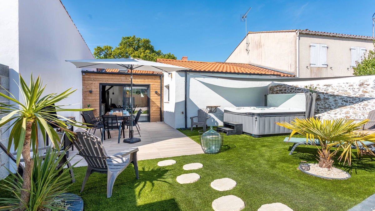 Beauvoir-sur-Mer House | Holiday Home 'La Goisette' with Private Terrace, Private Garden and Wi-Fi