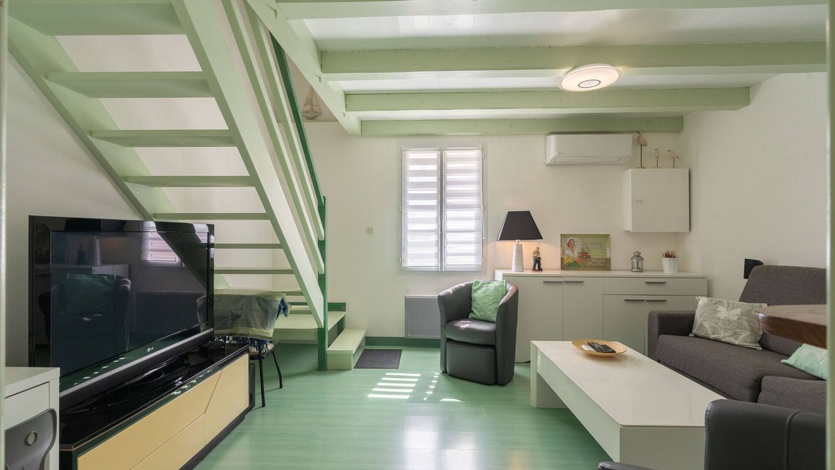 Saint-Just-Luzac House | Holiday Home 'L'Olivier' with Private Terrace, Wi-Fi and Air Conditioning