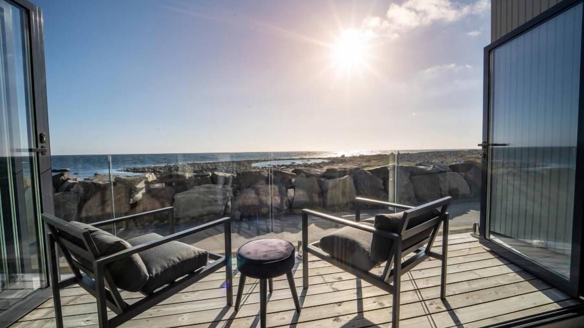 Vestbygd House | Holiday home 'Lista Maritim 2', built 2020, directly by the sea in Borhaug-Borshavn near Farsund on the Listafjorden, southern Norway, 6+3 persons, panoramic windows and terrace with spectacular sea views, modern furnishings, open plan living, 5 b.