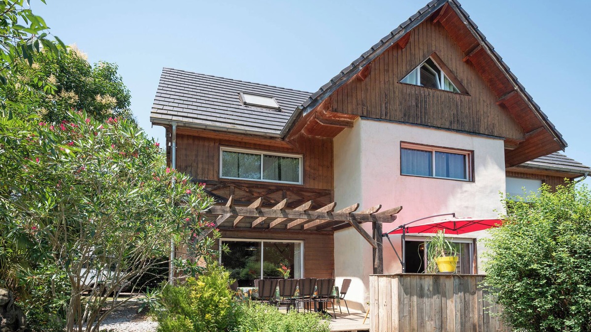 Herrere House | Holiday Home 'La Buena Onda' with Mountain View, Private Terrace and Private Garden