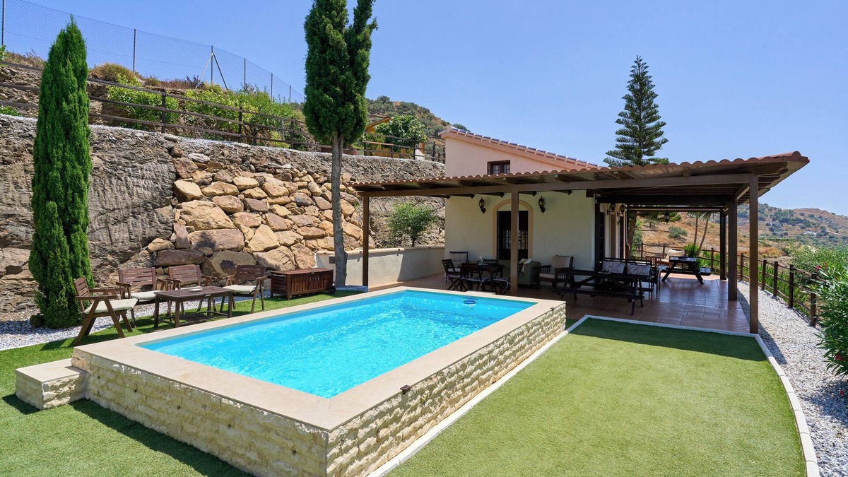 Rio Velez House | Holiday Home 'La Casita De Mama' with Sea Views, Wi-Fi and Air Conditioning