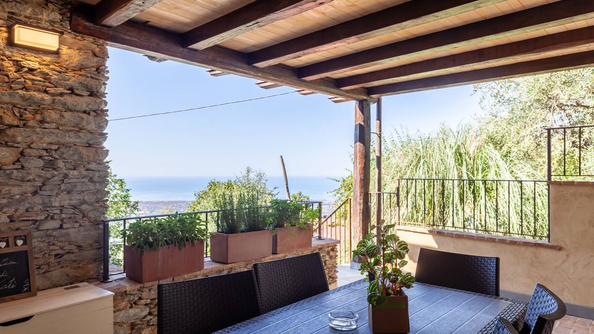 Strettoia House | Holiday Home 'La Casa Di Kati' with Sea View, Wi-Fi and Air Conditioning