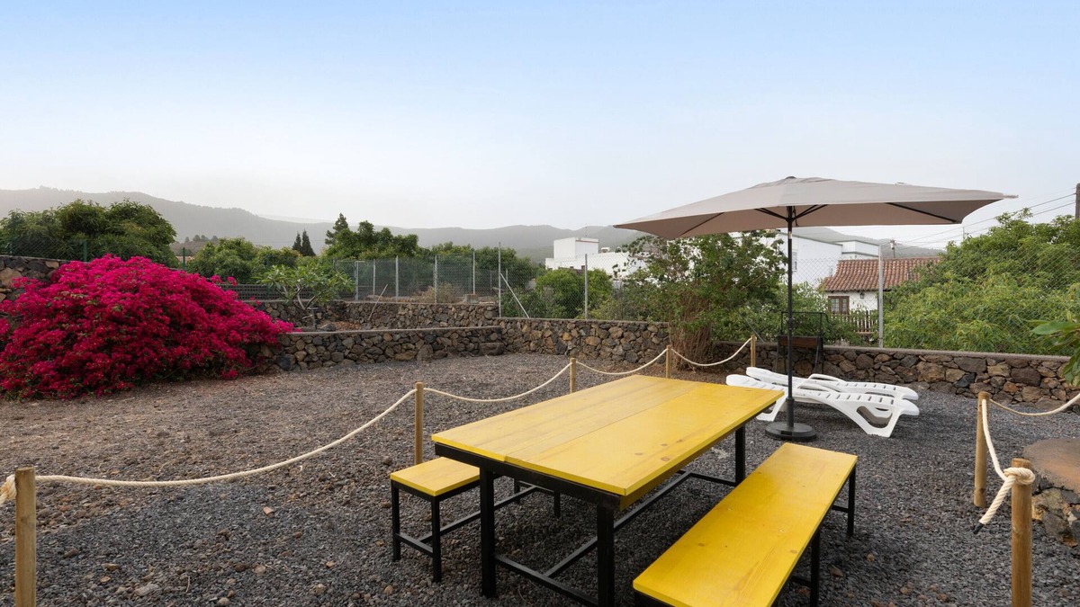 El Paso House | Holiday Home 'La Casa Amarilla' with Mountain View, Private Garden and Wi-Fi