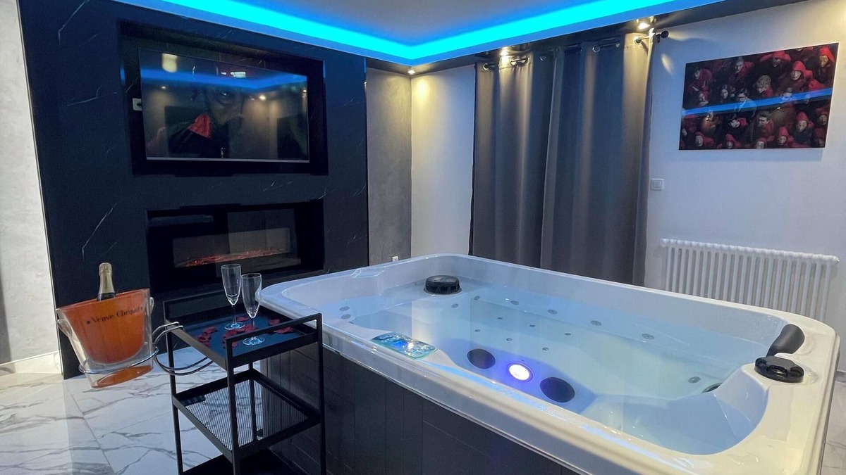 Melun House | Holiday Home 'La Casa De Lové Suite Jacuzzi' with Private Garden and Wi-Fi