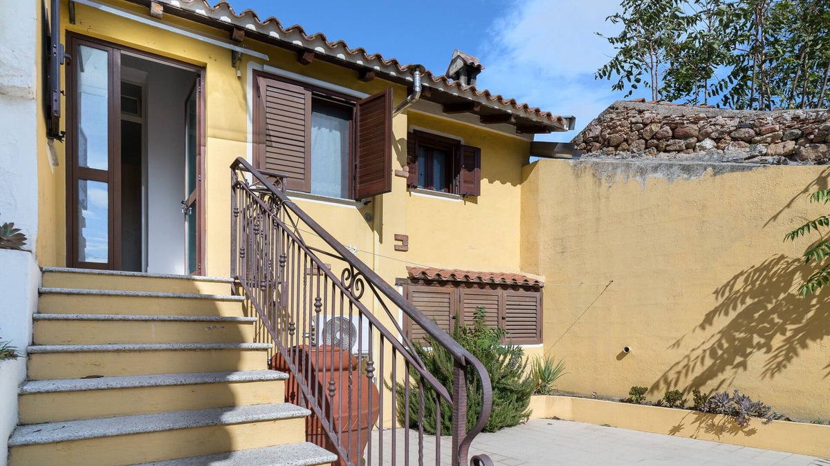 Loculi House | Holiday Home 'La Casa Del Sole' with Private Terrace and Air Conditioning
