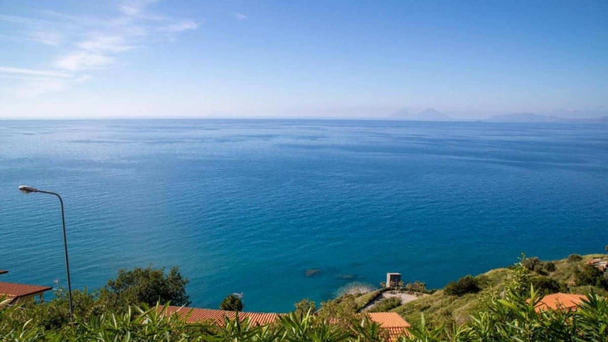 Piraino House | Holiday Home "La Casa di Marigiò" with Sea View, Terrace & Wi-Fi
